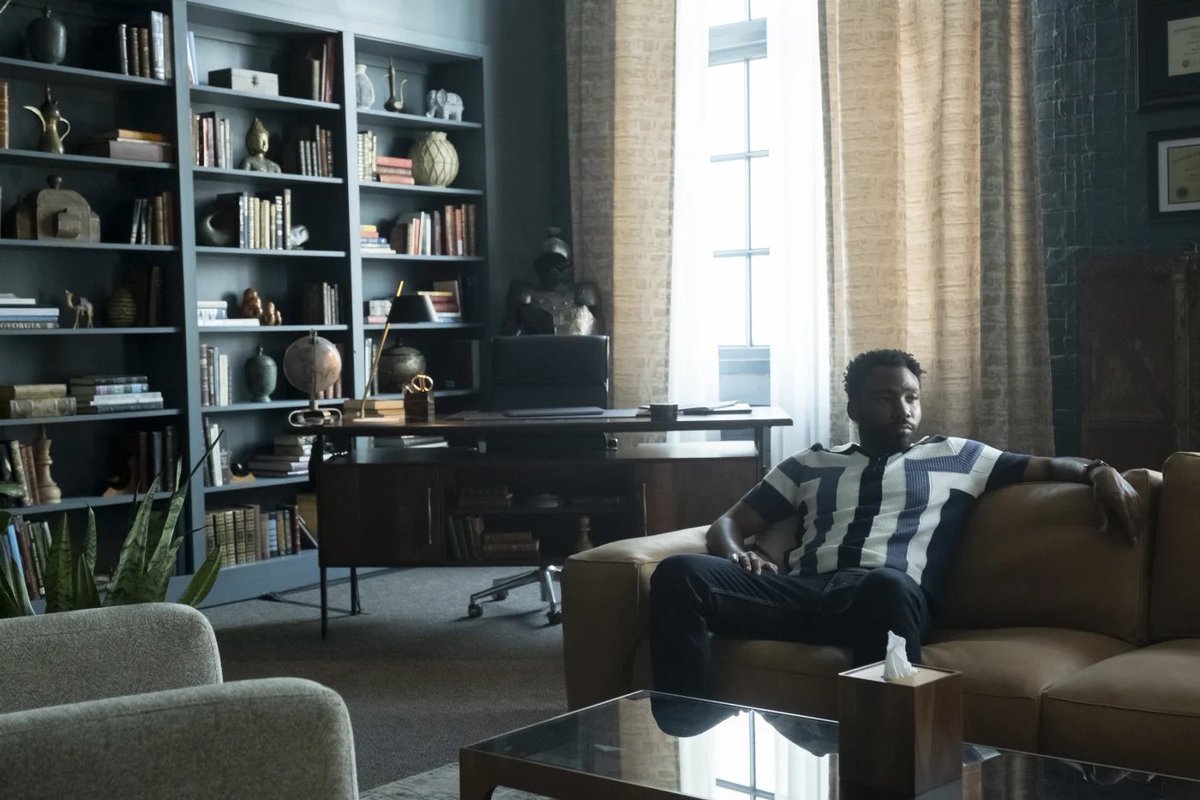 MathieuAjan's tweet image. kendrick performance just reminded me of that atlanta episode where glover dedicated his existence to ruining that airport employees life.