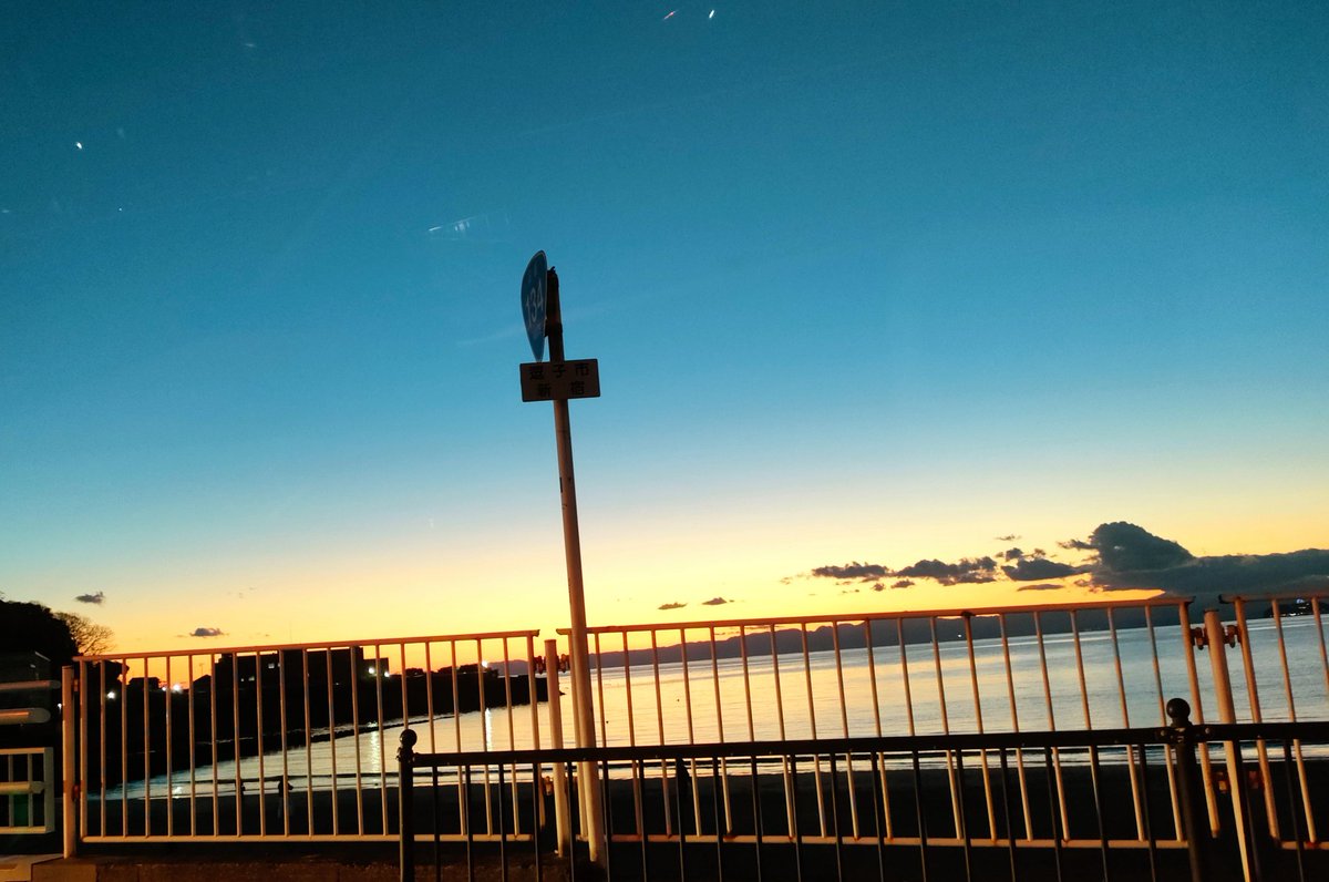 Adachiyu5's tweet photo. 夕空✨✨

仕事帰りの逗子海岸☆ https://t.co/tro3aG2wh1