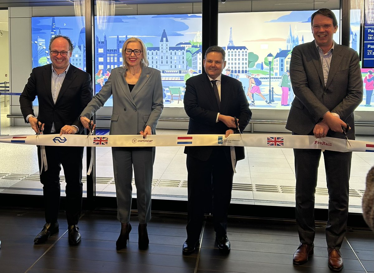 Festive opening by Eurostar CEO Gwendoline Cazenave of the UK terminal at Amsterdam Centraal! A direct city-to-city connection to London in just 4 hours with <a href="/Eurostar/">Eurostar</a>. #TogetherwegoFurther #NorthSeaNeigbours 🇳🇱🤝🇬🇧