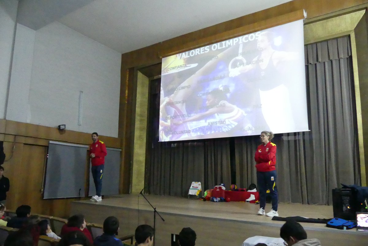 ceip_fcovitoria's tweet photo. Mirad qué bien hemos comenzado la semana. Una visita de lo más interesante. 
@educacyl @COE_es @fedeacyl 
#soydelFcoVitoria
#CuidoLuegoExisto
#PIEEscuelasSaludables https://t.co/8V6SYw2qjK