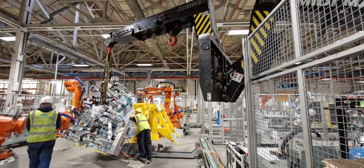 MidlandLift's tweet photo. Seamless solutions
Midland Machinery (Heavy Lift) Ltd, assisted with the positioning of fixtures 
The PT40 has an impressive 18.4 ton capacity. Wireless remote control, Wireless transmitter, Intuitive control panel allowing precise manoeuvering navigating into tight spaces https://t.co/ddcg14XAMp