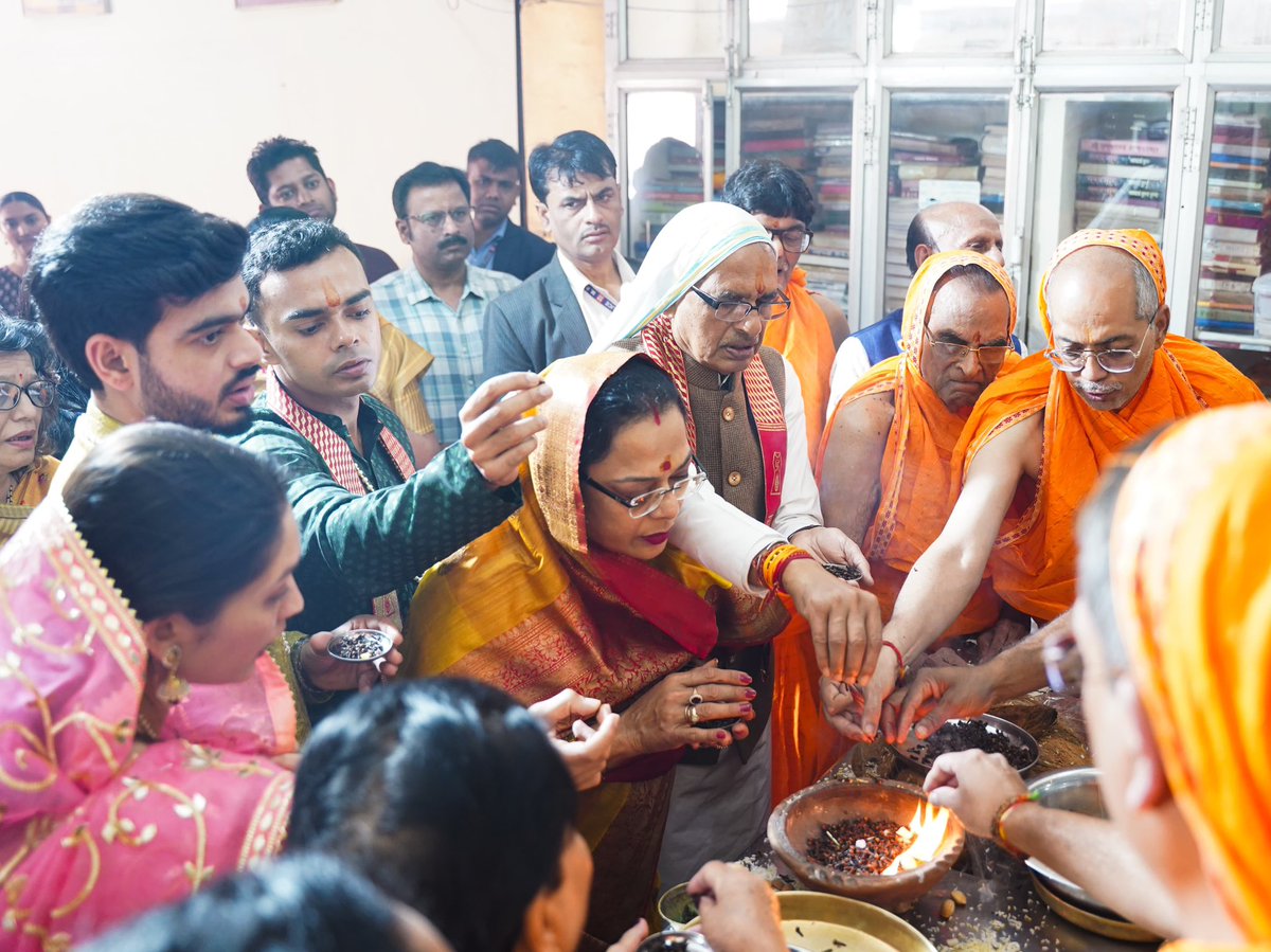ChouhanShivraj's tweet photo. आज श्री महावीर दिगम्बर जैन मंदिर, भोपाल में बेटे कुणाल और रिद्धि के विवाह के पूर्व दोनों परिवारों ने श्रद्धा और भक्तिभाव से पंच परमेष्ठी विधान संपन्न किया। अरिहंत, सिद्ध, आचार्य, उपाध्याय और सर्व साधुओं की स्तुति कर अर्घ समर्पित किया। इस शुभ अवसर पर धर्मपत्नी श्रीमती साधना सिंह, बेटे कार्तिकेय और कुणाल, समधन-समधी श्रीमती स्वाति एवं श्री संदीप जैन जी सहित दोनों परिवारों के सदस्य उपस्थित रहे।  

आचार्य श्री विद्यासागर जी महाराज का स्मरण हर दिन प्रेरणा देता है। उनके उपदेश हृदय में बसते हैं— जो दूसरों को जीते, वह वीर; लेकिन जो स्वयं को जीते, वह महावीर। जो महावीर है, वही जितेंद्रिय है; जो जितेंद्रिय है, वही जिन है; और जो जिन है, वही सच्चा जैन है।  

भगवान महावीर और आचार्य श्री से कुणाल और रिद्धि के यशस्वी व सुखमय जीवन की मंगल प्रार्थना की।