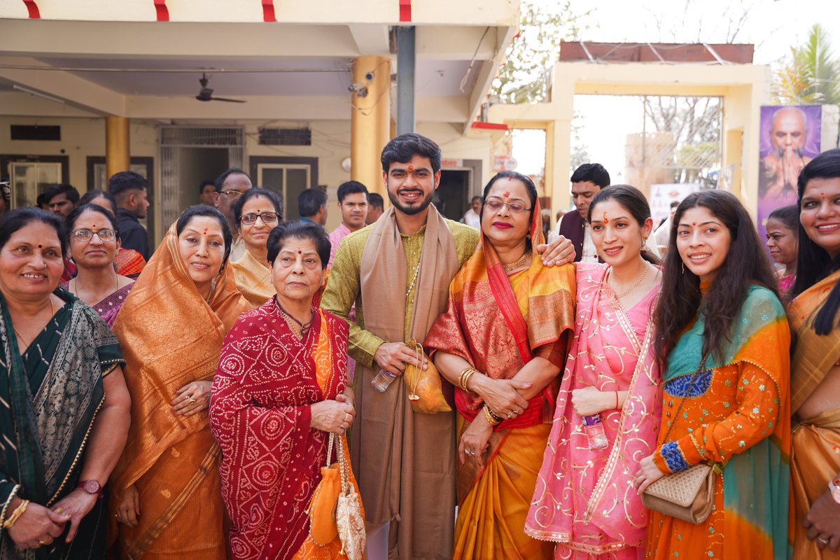 ChouhanShivraj's tweet photo. आज श्री महावीर दिगम्बर जैन मंदिर, भोपाल में बेटे कुणाल और रिद्धि के विवाह के पूर्व दोनों परिवारों ने श्रद्धा और भक्तिभाव से पंच परमेष्ठी विधान संपन्न किया। अरिहंत, सिद्ध, आचार्य, उपाध्याय और सर्व साधुओं की स्तुति कर अर्घ समर्पित किया। इस शुभ अवसर पर धर्मपत्नी श्रीमती साधना सिंह, बेटे कार्तिकेय और कुणाल, समधन-समधी श्रीमती स्वाति एवं श्री संदीप जैन जी सहित दोनों परिवारों के सदस्य उपस्थित रहे।  

आचार्य श्री विद्यासागर जी महाराज का स्मरण हर दिन प्रेरणा देता है। उनके उपदेश हृदय में बसते हैं— जो दूसरों को जीते, वह वीर; लेकिन जो स्वयं को जीते, वह महावीर। जो महावीर है, वही जितेंद्रिय है; जो जितेंद्रिय है, वही जिन है; और जो जिन है, वही सच्चा जैन है।  

भगवान महावीर और आचार्य श्री से कुणाल और रिद्धि के यशस्वी व सुखमय जीवन की मंगल प्रार्थना की।