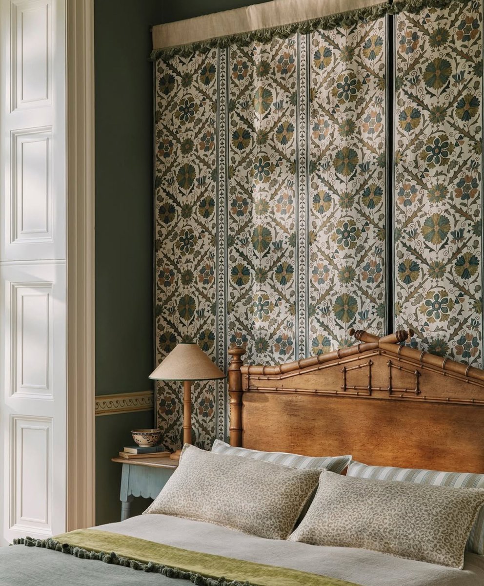Curtaincraft's tweet photo. A globally inspired bedroom with fabrics from Colefax & Fowler.
Visit https://t.co/i8w6YsLCRj or https://t.co/RbJYhbW93m for all your bespoke soft furnishing requirements.
#textiles #fabric #cushions #fabrics #textilesdesign #passementerie #trimmings #curtains #interiordesign https://t.co/Dm9kHWHlct