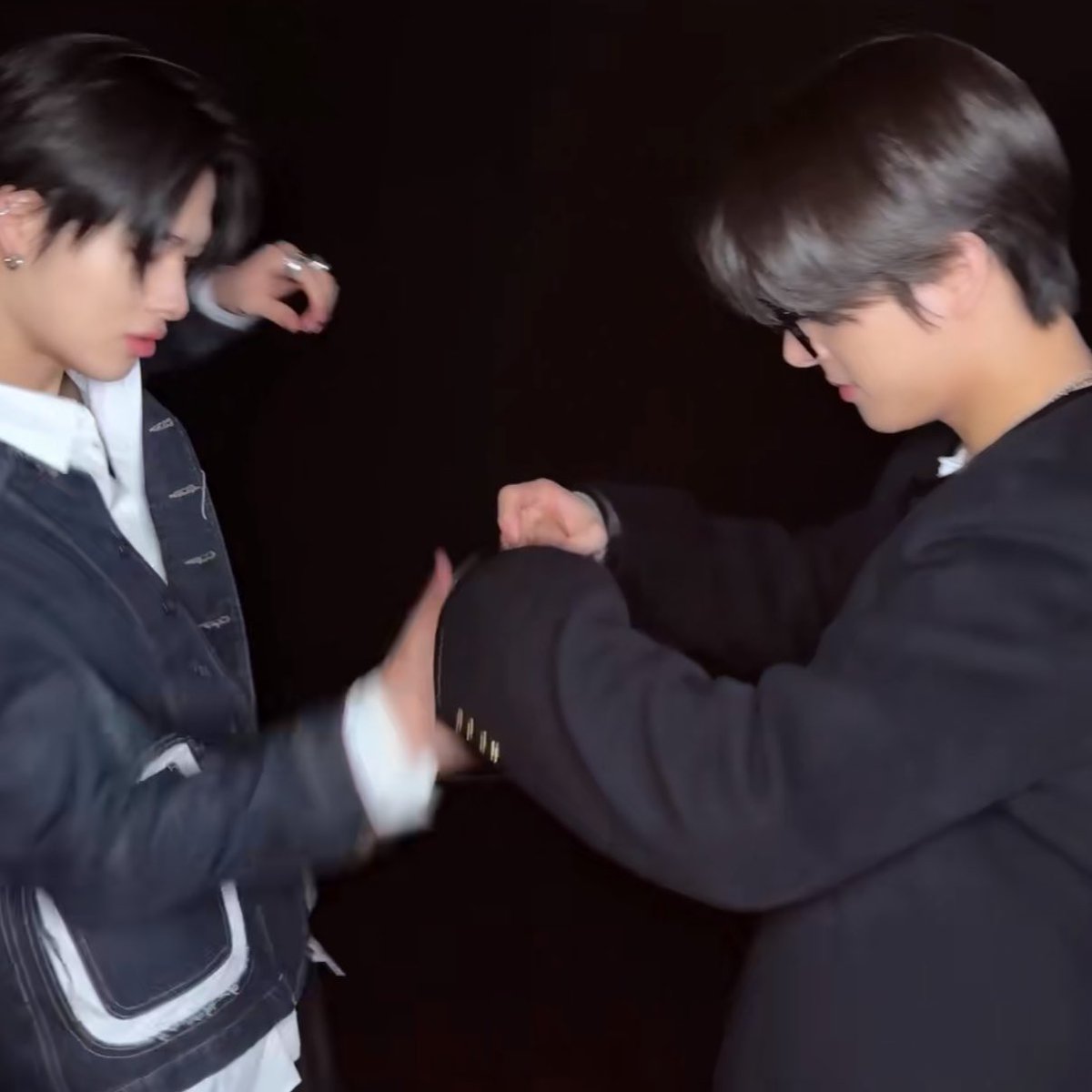 ชุดเดียวสองคอนเท้นละ นึกภาพพวกเด็กต่อคิวกันถ่ายติ้กตอกกะเจคฮยอง 5555555555555555555555555555555