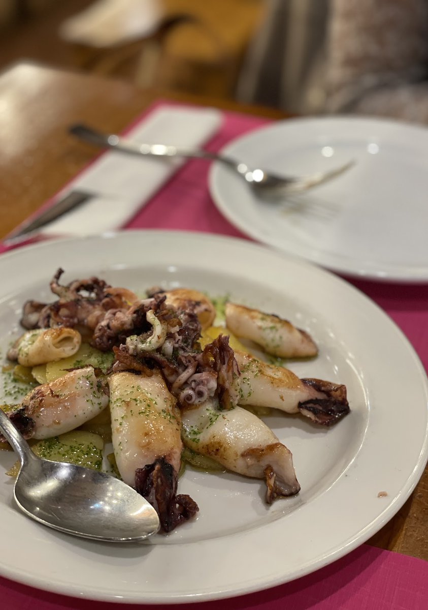 CasaSenra's tweet photo. 👉Chipirones a la plancha con patatas panadera.
Tiernos y deliciosos.😋
#CasaSenraGros #SanSebastián #Chipirones #DelMarALaMesa #CocinaCasera #Gastronomía https://t.co/7bMzeo0y0f