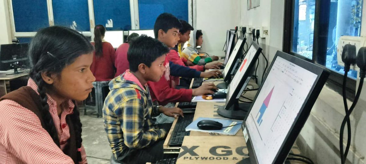 apnipathshala_'s tweet image. Empowering the next generation with digital skills! These young minds are diving into the world of coding and creativity, shaping their future with technology. 💻✨#apnipathshala #DigitalEducation #FutureCoders #STEMLearning