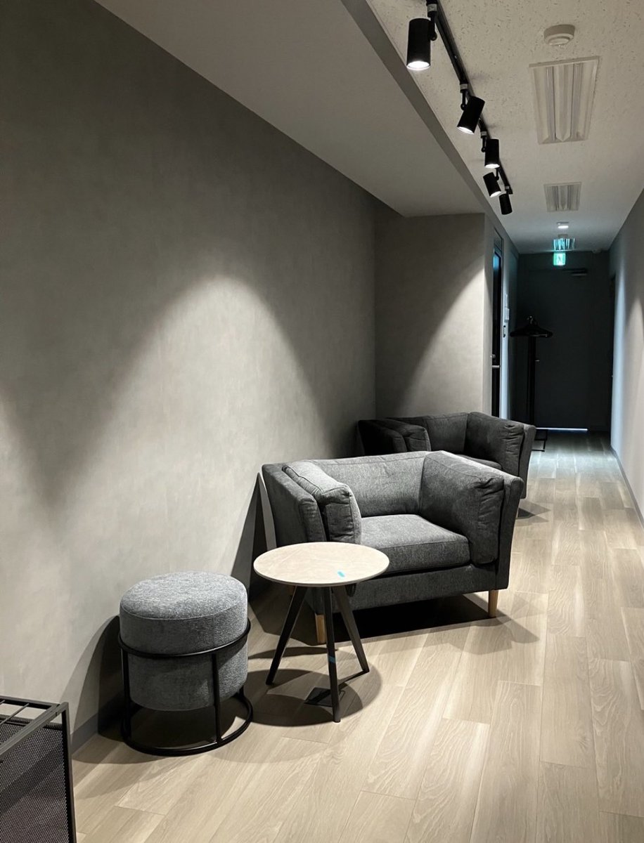 FIND_VALUE__'s tweet photo. 【オフィスの内装施工例】
シックなデザインと統一感のあるカラーで、
落ち着いた雰囲気の空間に。
仕事中でも心にゆとりを持てるよう
オフィス全体が広く感じるような間取りに仕上げ
シンプルで働きやすい環境に施工しました。
#施工 #内装施工 #オフィス
#FINDVALUE #ファインドバリュー https://t.co/FSVYrAOICx