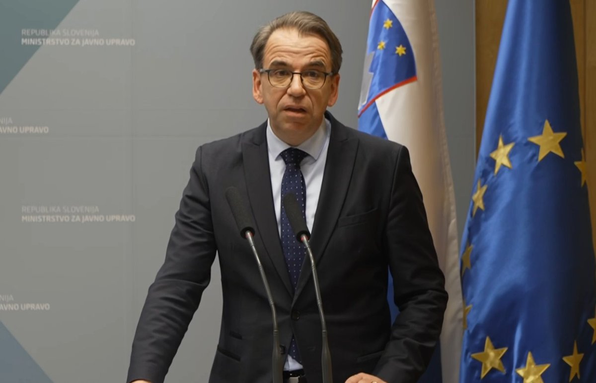 vladaRS's tweet photo. Generalni direktor Direktorata za javni sektor @PPogacar o prenovi plačnega sistema: Pri pripravi tako kompleksnega sistema gre seveda za skupni projekt vlade in sindikatov javnega sektorja. Ker ni mogoče predvideti vseh konkretnih situacij, smo se s sindikati dogovorili, da bomo oblikovali delovno skupino za spremljanje izvajanja novega plačnega sistema, ki se bo že v fazi implementacije odzivala na najpomembnejša sistemska vprašanja. 

Delovna skupina se sestaja tedensko. Sproti se dogovorimo, kako je treba določeno določbo razumeti, skupna stališča pa nato objavimo na spletni strani.

➡️ https://t.co/1Arobr9I6W
@mju_RS