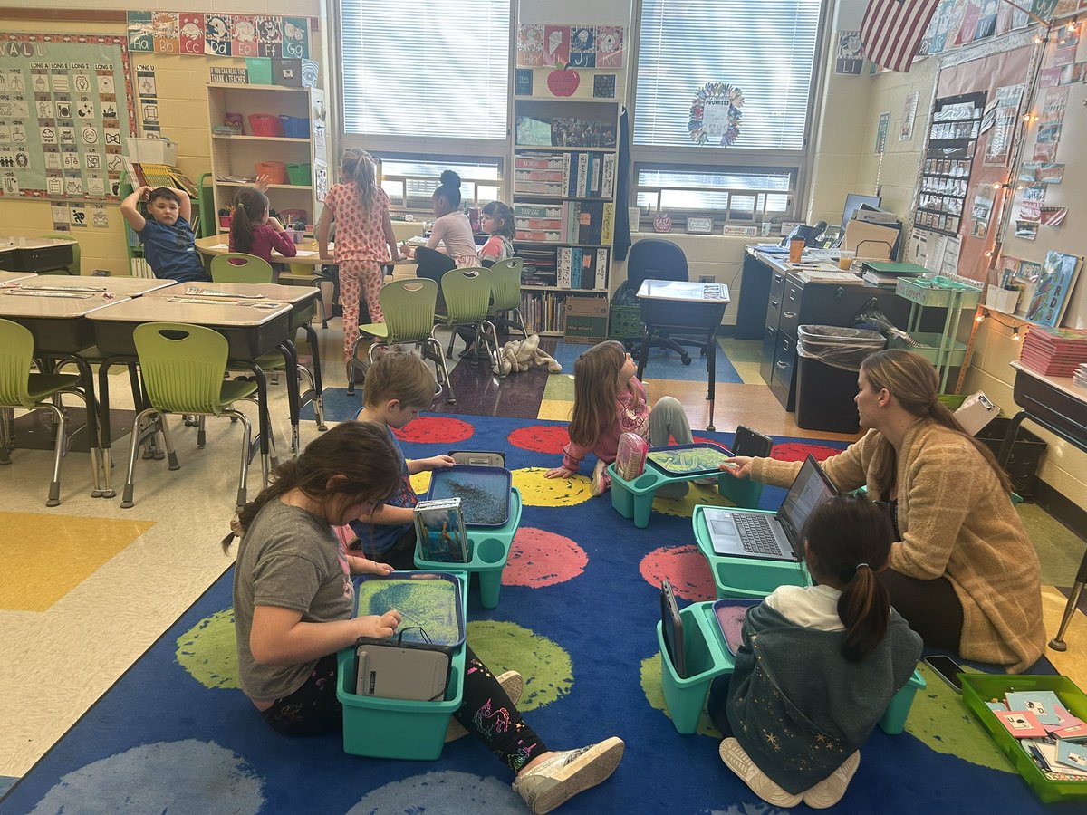 Two small WIN block groups working on skills they need: letter-sound correspondence, and decoding passages with “whiny” a <a href="/Hamilton_HLE/">Highland Elementary</a> <a href="/RyanBrittonEdu/">Ryan Britton</a> <a href="/MrsWagonfield/">Megan Wagonfield</a> <a href="/beccaware/">Rebecca Ware</a>