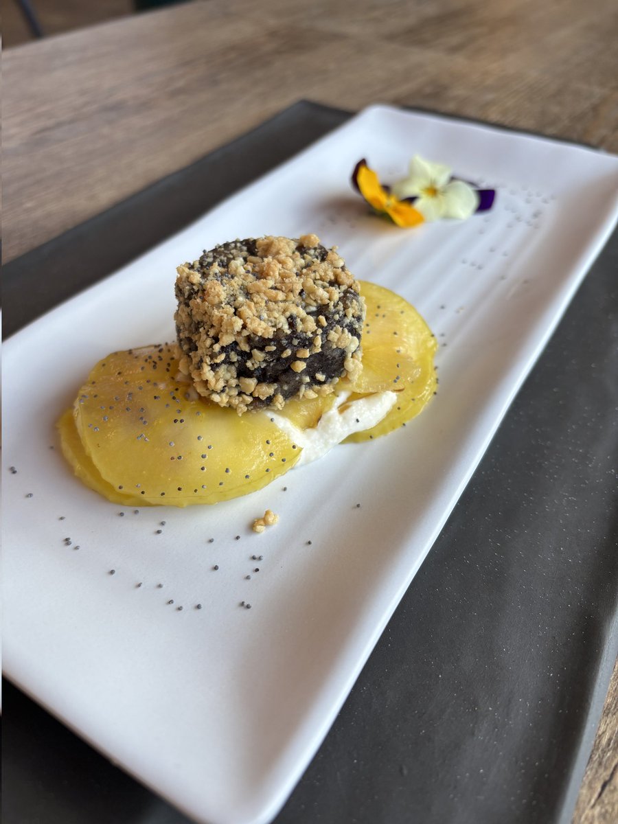 TurismoSacedon's tweet photo. 🗓 El finde del 21, 22 y 23 de febrero, X Ruta de la Tapa de Sacedón.
🤤Bar Restaurante Pacheco "los pollos" 👇🏻
👨‍🍳 1️⃣- Crocanti de morcilla sobre lasaña de manzana y queso. 
👩‍🍳 2️⃣- Lingote de costilla de cerdo glaseada con miel y puré de boniato.

🏞 #Sacedón es AZUL y VERDE https://t.co/chdGTfu6yi