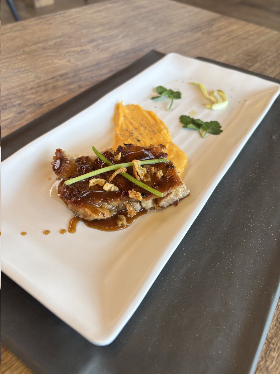 🗓 El finde del 21, 22 y 23 de febrero, X Ruta de la Tapa de Sacedón.
🤤Bar Restaurante Pacheco "los pollos" 👇🏻
👨‍🍳 1️⃣- Crocanti de morcilla sobre lasaña de manzana y queso. 
👩‍🍳 2️⃣- Lingote de costilla de cerdo glaseada con miel y puré de boniato.

🏞 #Sacedón es AZUL y VERDE