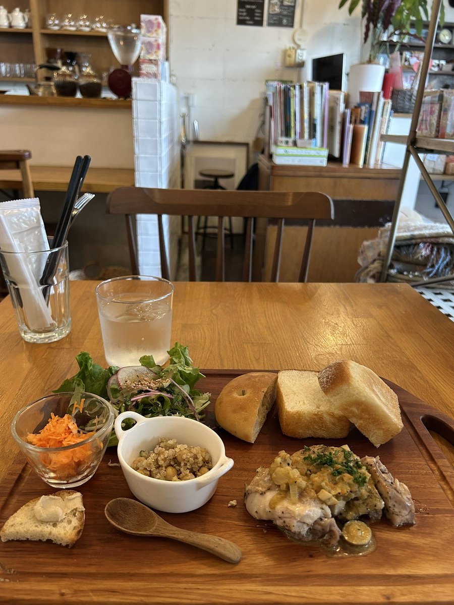 venus_wagon's tweet photo. 今日もヘルシーなランチ🍽︎💕︎︎
食べた時間は夕方だけど🫧
紅茶を選べて、素敵な茶器で煎れてくれた🫧🫖
食前のアイスティーとデザート付き🥄
 #hareiro https://t.co/5PL3t1PGzm