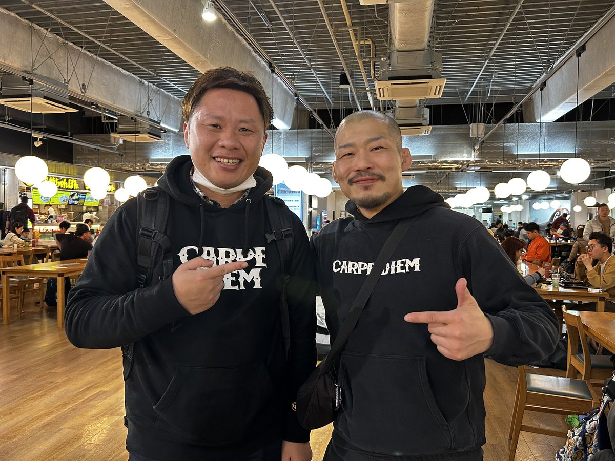 kento_cdbjj's tweet photo. 成田空港で出発前にご飯食べてたら…
妻“なんかさっきカルペのフーディー着てる人居たよ”と言ってて誰だろう…と思ったら。

まさかの @jiujitsukyouzin 代表のキスケさんでした！！！ @Kisuke0211 
ビックリし過ぎました((((；ﾟДﾟ)))))))
でも久しぶりに会えて良かったです(´∀｀) https://t.co/Sec4IgJ2t6