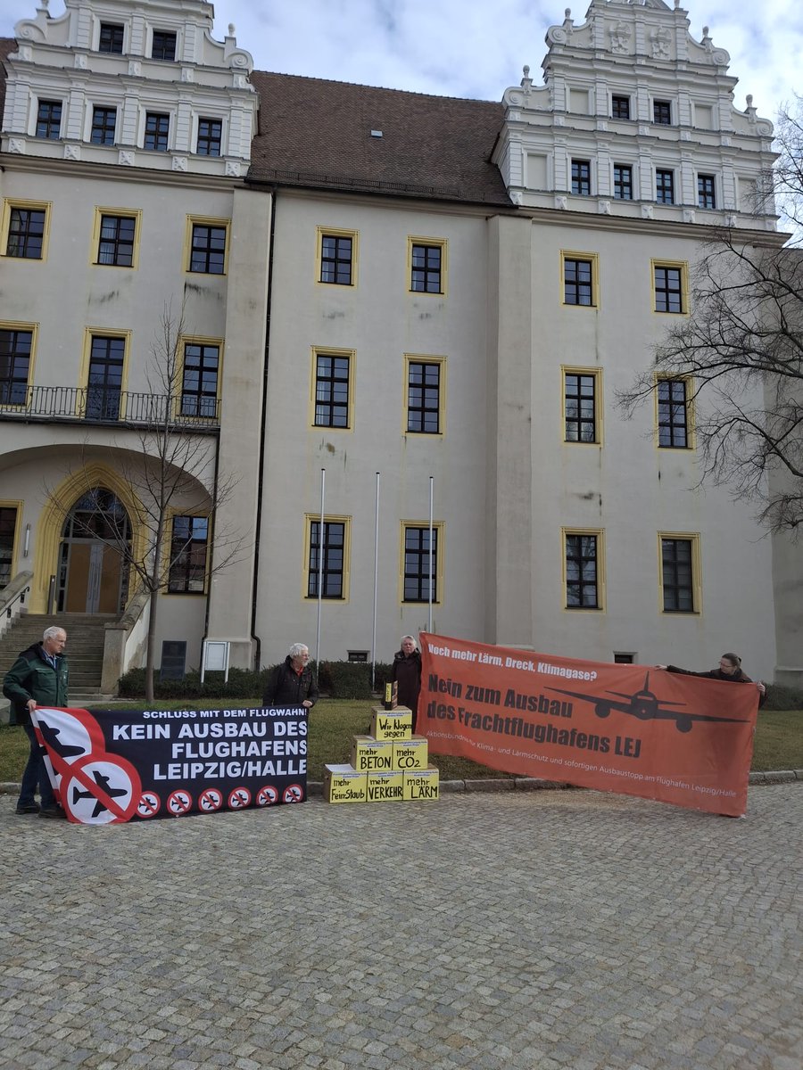 gegenLejAusbau's tweet photo. Heute haben Mitglieder unseres Bündnisses die 400 Seiten umfassende Klageschrift symbolisch vor dem Oberverwaltungsgericht #Bautzen übergeben. Damit machen wir auf die weitreichenden negativen Folgen des geplanten Ausbaus des Flughafens #lej aufmerksam.
#klimaschutz #lärmschutz https://t.co/lByVWwLNzj