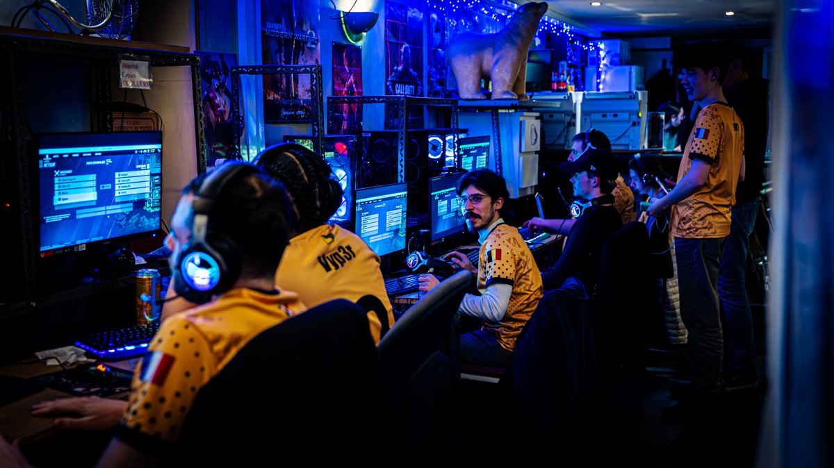 EsportRPV's tweet image. Nouvelle année, nouvelle DA

On est un peu en retard, mais on se remet à neuf avec un nouveau logo  / nouvelle bannière

Retrouvez aussi le Linktree de l'association ci-dessous
linktr.ee/RPVEsport

Et on se retrouve chaque semaine pour une présentation de nos joueurs :)