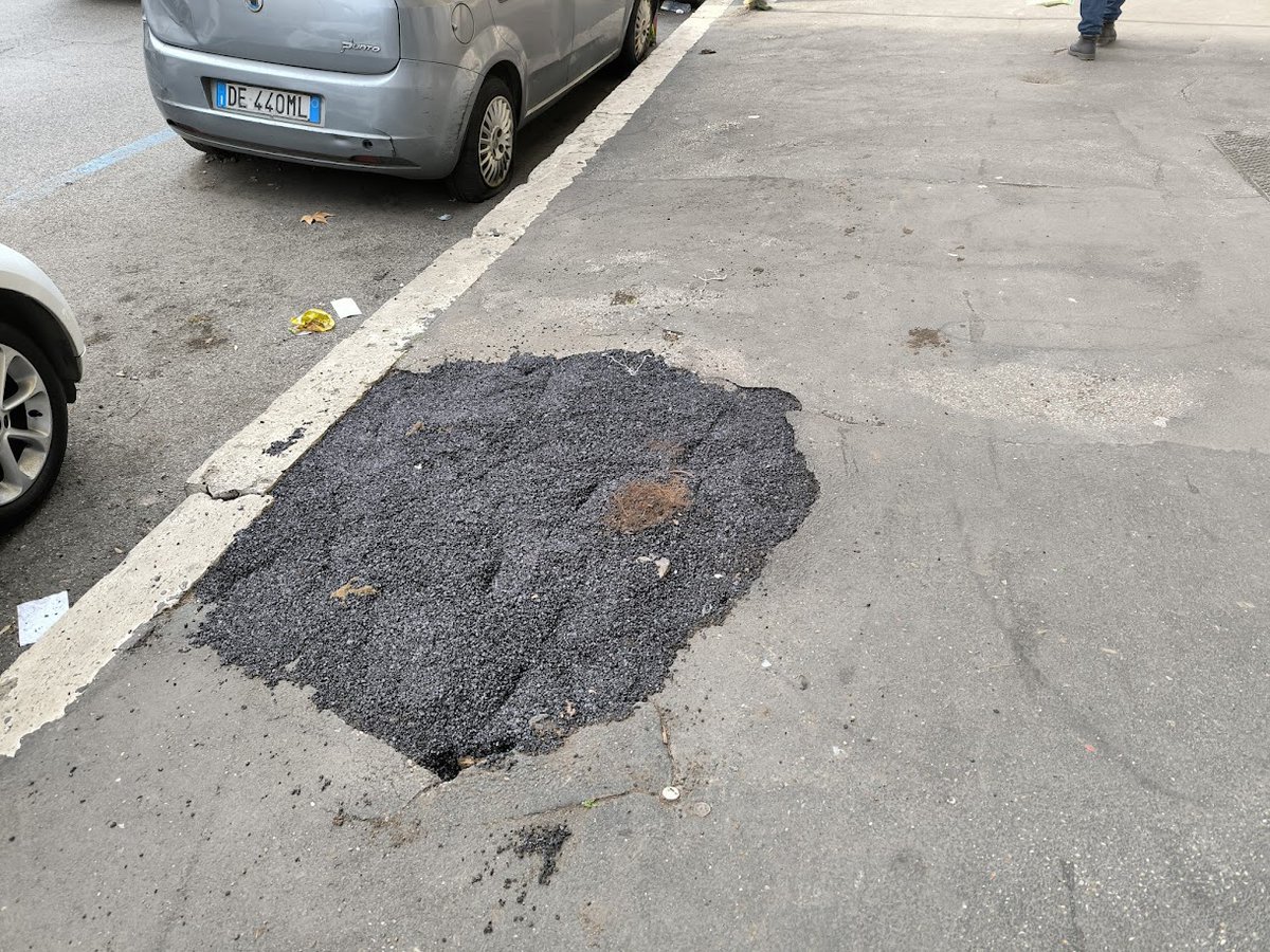 Blog Esquilino (@blogesquilino) on Twitter photo A viale Manzoni #Esquilino dopo anni (non è un errore, proprio anni) qualcuno si è ricordato di far rattoppare (alla buona, eh) un cratere che si era formato per lo sradicamento di un albero. Ma piantarne un altro era chiedere troppo? <a href="/salviamoroma/">@salviamoroma</a> A viale Manzoni #Esquilino dopo anni (non è un errore, proprio anni) qualcuno si è ricordato di far rattoppare (alla buona, eh) un cratere che si era formato per lo sradicamento di un albero. Ma piantarne un altro era chiedere troppo? <a href="/salviamoroma/">@salviamoroma</a>