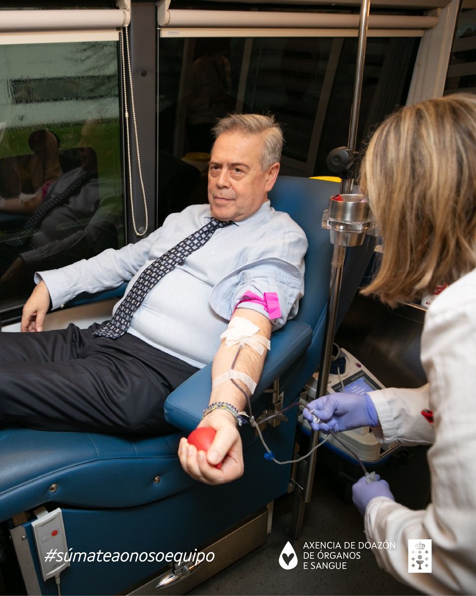 doadoressangue's tweet photo. O conselleiro de @SanidadeXunta , Antonio Gómez, doou sangue esta maña nunha das nosas unidades móbiles
Lembra que precisamos con urxencia #doazónsdesangue de 0- , A+ e A-

🩸Axúdanos a manter as reservas nos hospitais https://t.co/HYLNOO2g3J