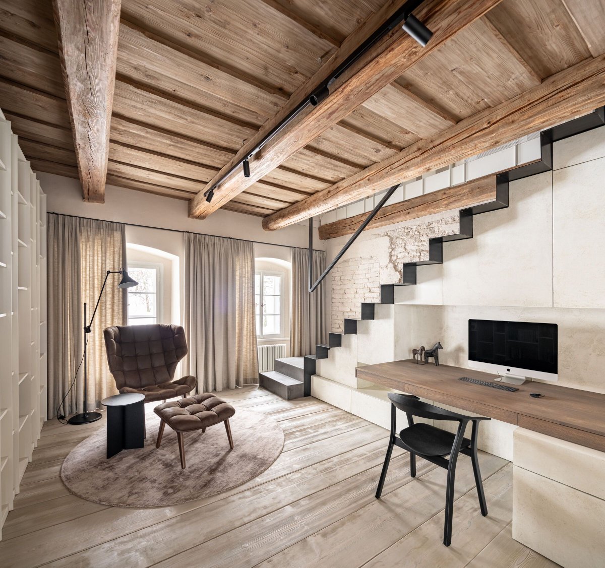 Archello's tweet image. The Hradby restoration honors its medieval roots with exposed stone walls, hand-brushed wooden floors, and restored painted ceilings.
buff.ly/40K2Ptu

#HistoricRestoration #AdaptiveReuse #ArchitecturalCraftsmanship