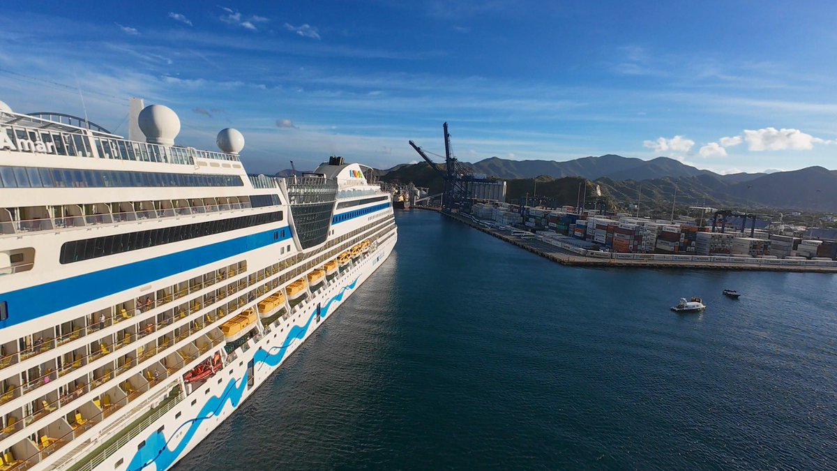 CarlosPinedoC's tweet photo. ¡Hoy Santa Marta vuelve a ser protagonista del turismo internacional! Recibimos por primera vez al Aidamar, un crucero con 2.097 pasajeros y 626 tripulantes que llegan a maravillarse con nuestra historia, playas y cultura antes de zarpar a Santo Domingo.

Cada llegada como esta es una oportunidad para nuestra gente: guías turísticos, comerciantes y emprendedores se benefician de un turismo que dinamiza la economía local y nos proyecta como un destino imperdible en el Caribe.

Santa Marta sigue en el mapa y vamos por más. ¡El turismo es progreso! #SantaMartaEnElMapa