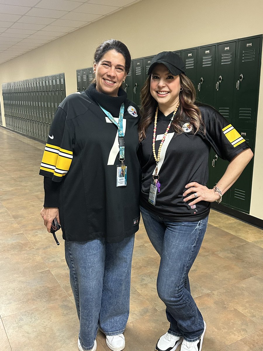 mrslambismyjam's tweet image. Football day! 🏈  Twinning with @MariolgaParra ! #maydeforthis #maydeusproud