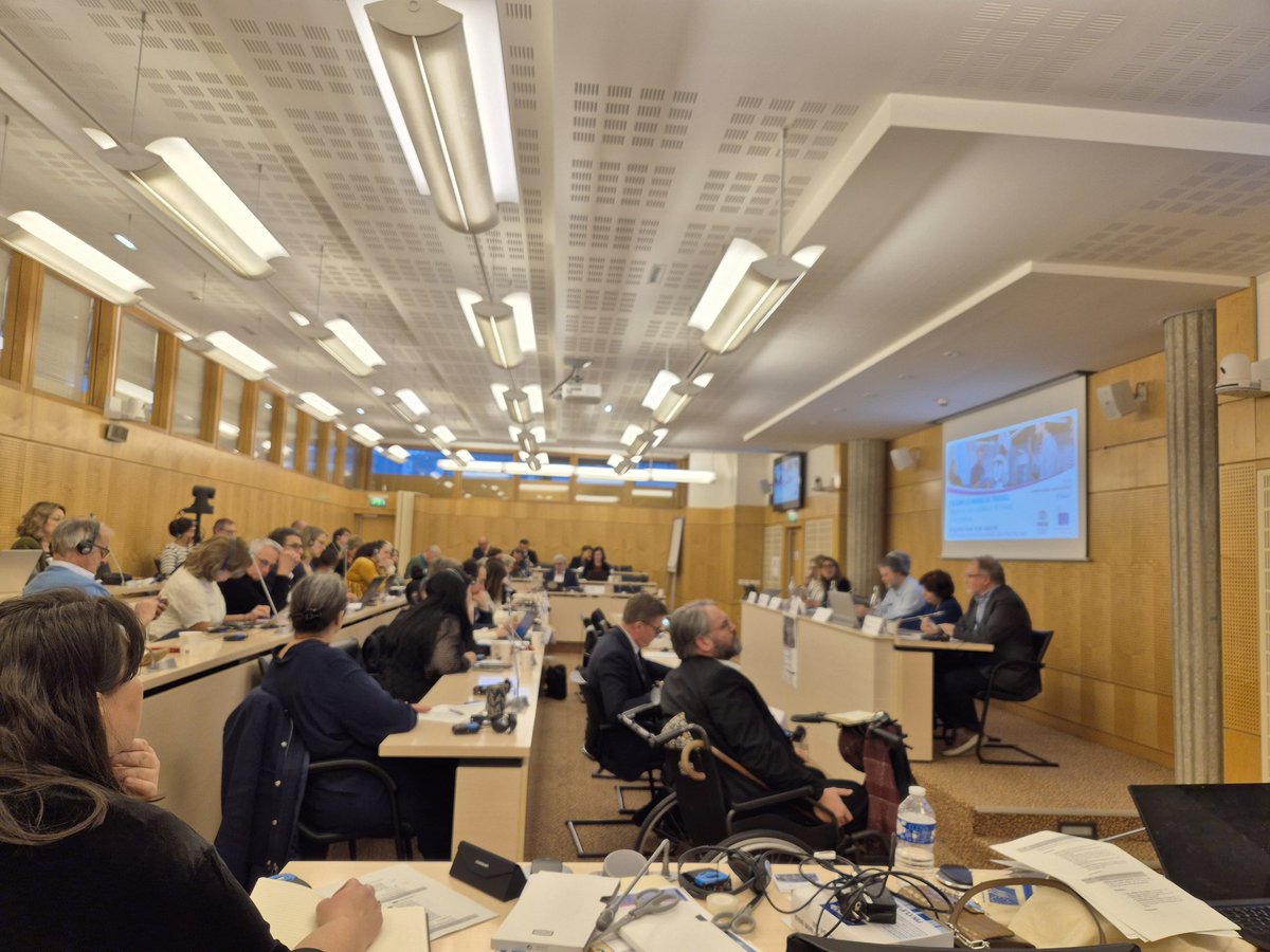 På konferens i Paris om AI och dess betydelse för arbetsvillkor och sysselsättning. AI innebär enorma fördelar, inte minst för effektivitet, produktivitet och arbetskvalitet. Ny arbetsrättslig lagstiftning onödig. Genomförande av existerande regler och regelförenkling viktigast.