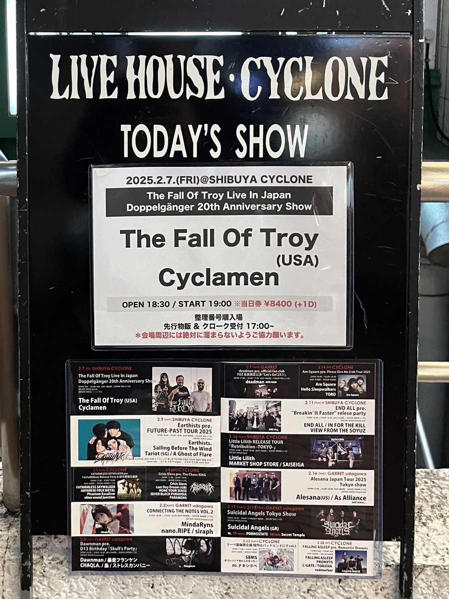 YusukeIP's tweet photo. 2/7(金)「Doppelganger」20周年、The Fall of Troyを初めて観ました。
「I Just Got This Symphony Goin'」など、イントロで問答無用でテンションが上がる名曲達を聴けて幸せ。「We Better Learn To Hotwire A Uterus」も堪らなかったです。
本編最後「F.C.P.R.E.M.I.X.」も熱かった!
#thefalloftroy https://t.co/EoGnWEAt1R