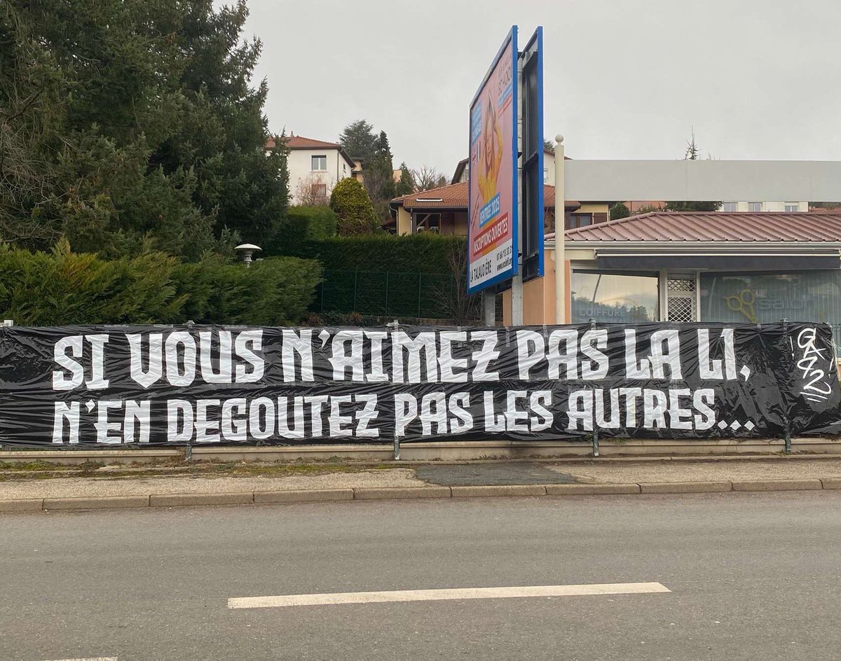 💥 Banderole des Green Angels du côté de l’Étrat après la défaite contre Rennes :

« Si vous n’aimez pas la L1, n’en dégoûtez pas les autres… »