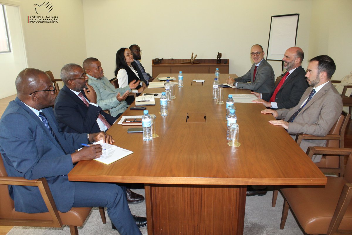 🇮🇹🤝🇲🇿 Reunião entre o Embaixador da Itália, o Ministro da Agricultura e a AICS-Maputo para fortalecer a cooperação! 

🌱 Centro Agroalimentar de Manica
 ☕Café 🇮🇹🇲🇿
 🐟#BlueEconomy no Ibo
 🌍Projetos transfronteiriços
 🌾Corredor da Beira