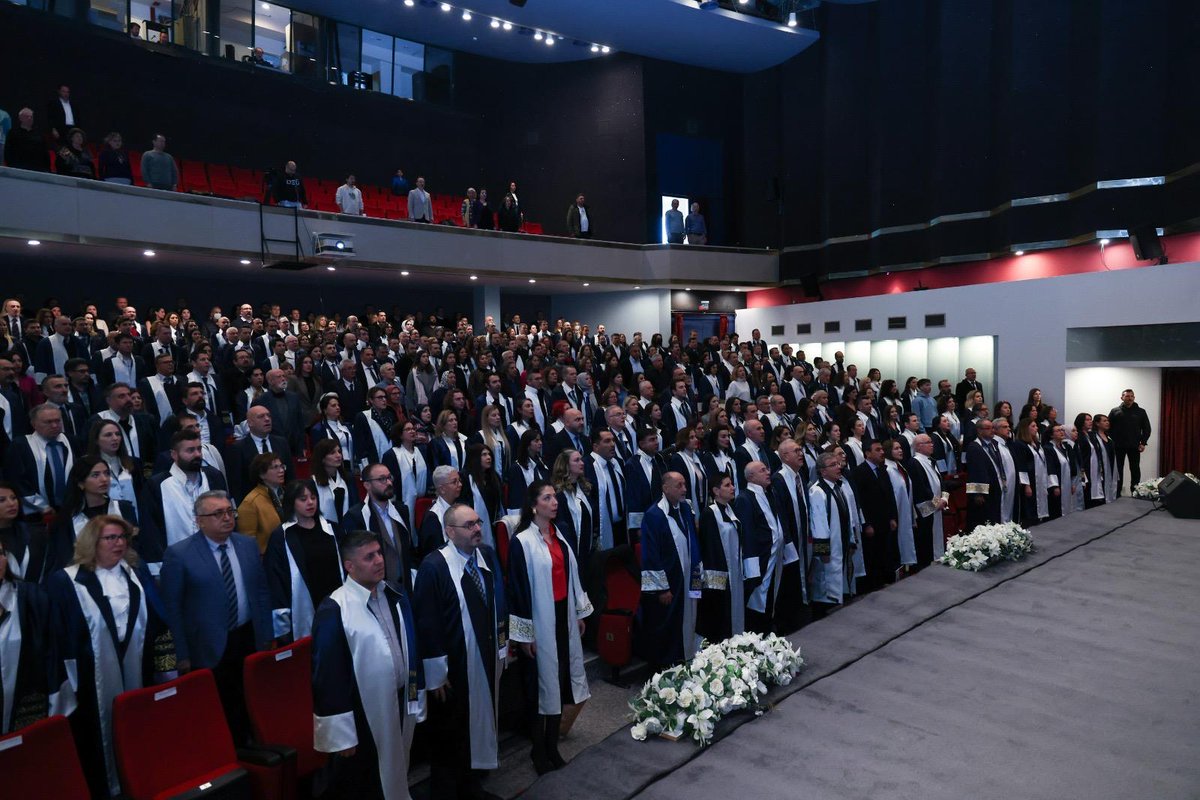 🎓 Rektörümüz Prof. Dr. Bayram Yılmaz, bilgi birikimi ve özverili çalışmalarıyla Üniversitemizin saygınlığını artıran, geleceğe yön veren akademisyenlerimizle 'Geleneksel Atananlar ve Yükselenler Kutlama Töreni'nin öğle oturumunda da bir aradaydı. 💙✨

🎶 Devlet