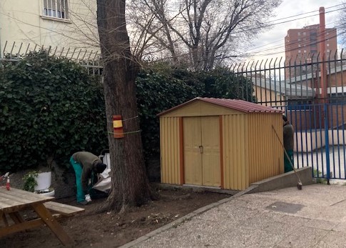 EOICarabanchel's tweet photo. Esta semana nos acompañan los alumnos de jardinería del #ufil #PuertaBonita  con un proyecto que prepara y acondiciona nuestro jardín. @UfPuertaBonita https://t.co/kTFV06tYLa