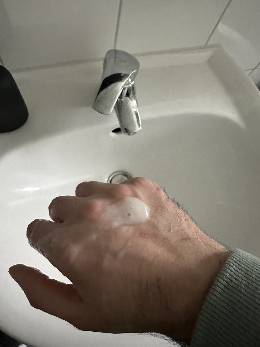 Gerade eine fette Ladung geschossen 
Wer leckt es auf?🤑

#feetmaster #feet #feetfetish #malefeet #boyfeet #smellyfeet #feetcontent #feetpic #feetworshi̇p #sneakerfetish #socksfetish #feetslave #turkishmaster #findom #findommaster #turkishfeet