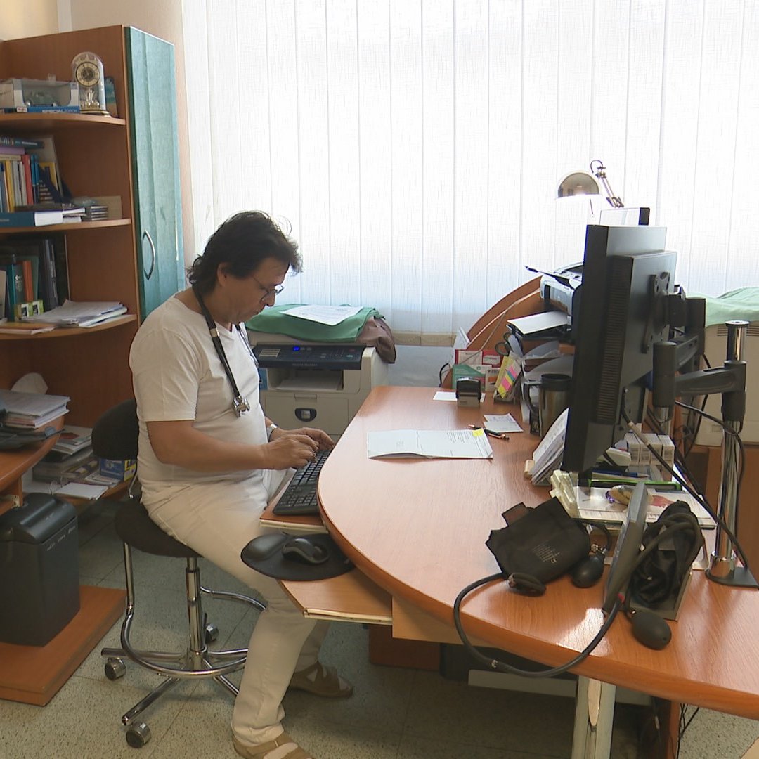 Chřipková epidemie pravděpodobně vrcholí. Ve zprávě to uvádí SZÚ. V Jihomoravském kraji zatím nakažených ubylo jen neznatelně - na 100 000 lidí připadá aktuálně 2 700 nemocných. Situaci by mohly zlepšit jarní prázdniny, kdy si nebudou předávat infekci děti ve školách. #chřipka