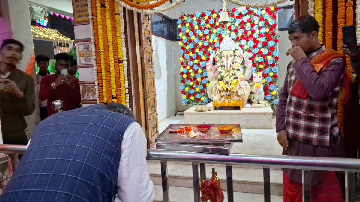 yourBabulal's tweet photo. आज धनबाद के चिटाही धाम मंदिर परिसर में आयोजित श्रीराम महायज्ञ के शुभारंभ का सौभाग्य प्राप्त हुआ। इस अवसर पर धनबाद के संसद श्री @dhullu_mahto जी, धनबाद के विधायक श्री @rajsinhabjp जी, बाघमारा विधायक श्री शत्रुघ्न महतो जी, भाजपा प्रदेश मंत्री श्री गणेश मिश्रा जी उपस्थित रहे। https://t.co/fBLTMhGNmx