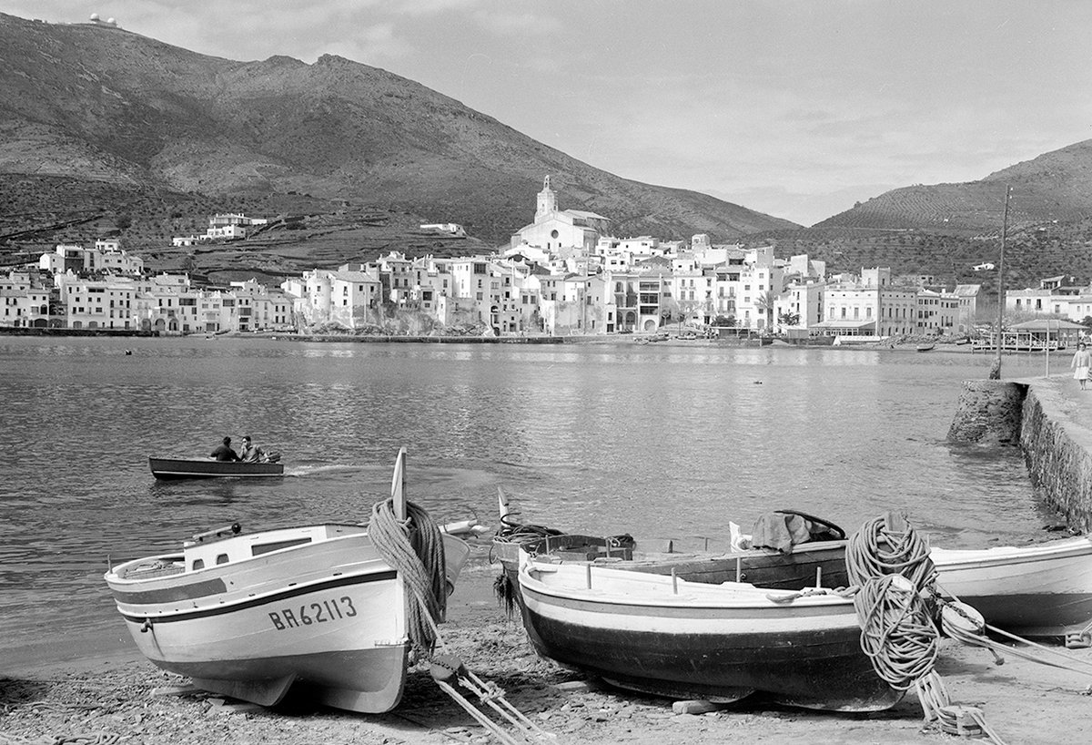 I aquesta fantàstica composició fotogràfica del Cadaqués de 1962, en aquells temps un poble d'uns 1.100 habitants que encara vivia de la pesca, de la vinya i de l'olivera i que encara no havia caigut a les grapes del turisme.