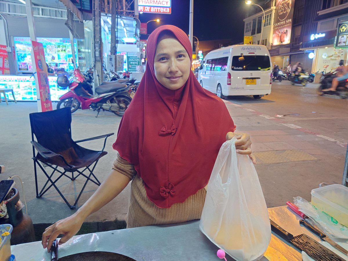 PHUKETRYOKO01's tweet image. ただいま営業中!! パトンビーチにあるロティ（โรตี / ROTI）の屋台

出来上がったものは直ぐに食べた方がおいしいですよ!! 時間を置くとロティの生地が水分を含みべたっとなり、サクサク感が無くなります。

#ロティ #ROTI #โรตี #パトンビーチ