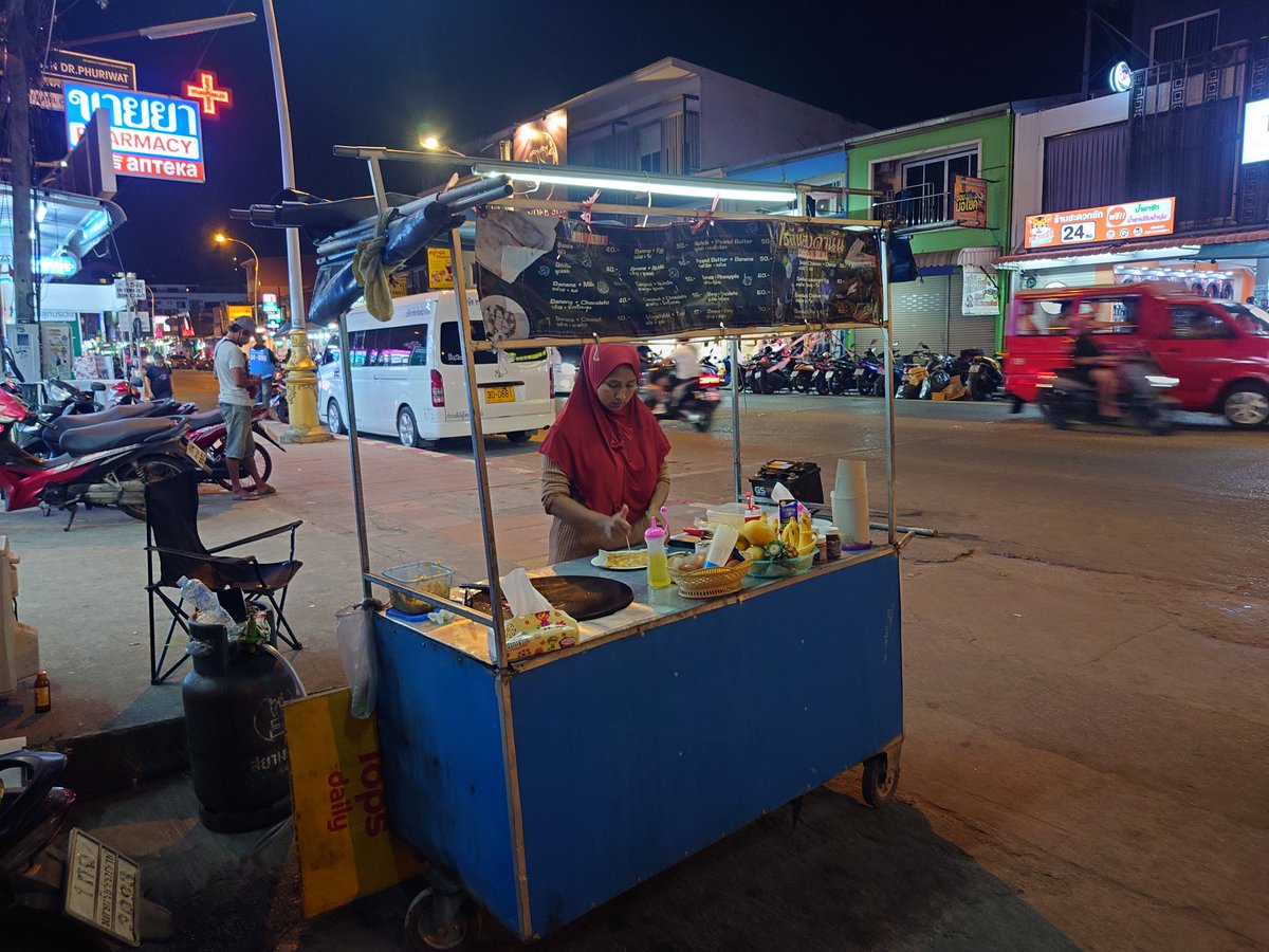 PHUKETRYOKO01's tweet image. ただいま営業中!! パトンビーチにあるロティ（โรตี / ROTI）の屋台

出来上がったものは直ぐに食べた方がおいしいですよ!! 時間を置くとロティの生地が水分を含みべたっとなり、サクサク感が無くなります。

#ロティ #ROTI #โรตี #パトンビーチ