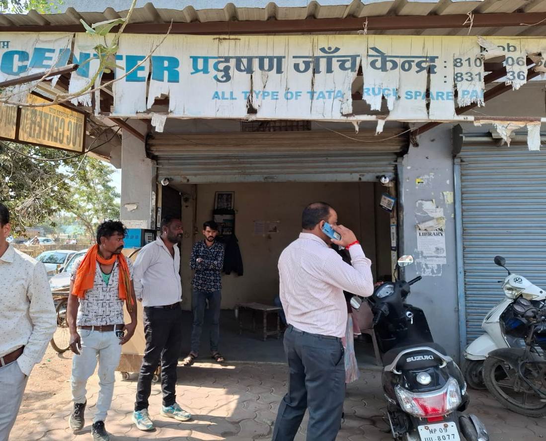comindore's tweet image. #इंदौर जिले में संबंधित अधिकारियों द्वारा
प्रदूषण जांच केन्द्रों की जांच की गई।
#indore
#pollutioncontrol