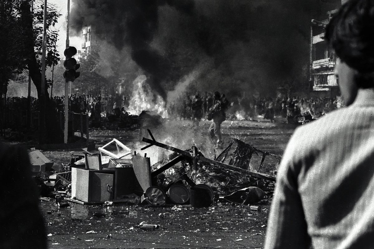 alfredya's tweet photo. Iran revolution 1979
انقلاب ایران ۱۳۵۷
©Alfred Yaghobzadeh
اگر از تاریخ درس نگیریم، ممکن است اشتباهات آن را تکرار کنیم. دانستن گذشته کافی نیست؛ باید آن را درک کرده و از درس‌هایش استفاده کنیم تا از همان شکست‌ها جلوگیری کنیم https://t.co/78KPJjlAaa