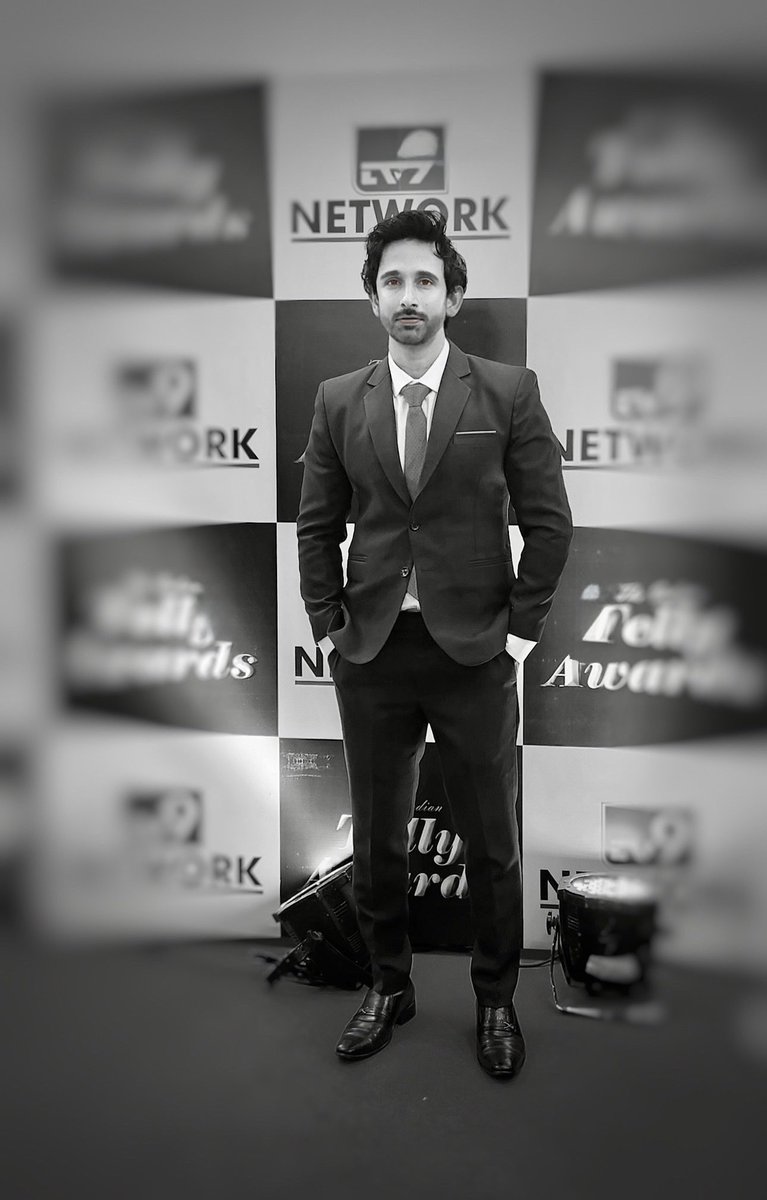 टूटे हुए सपनों की 
कौन सुने सिसकी
अन्तर की चीर व्यथा 
पलको पर ठिठकी
हार नहीं मानूँगा
रार नई ठानूँगा

काल के कपाल पे लिखता मिटाता हूँ
गीत नया गाता हूँ ...💕

:

:

#blackandwhitephotography 
#thought #ArtistOnTwitter #nivaansen