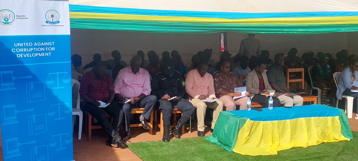 RwandaOmbudsman's tweet photo. Muri uyu mwanya,Intumwa z’Urwego rw’Umuvunyi  zatangiye gahunda yo gukumira no kurwanya akarengane mu Karere ka @KayonzaDistrict ,abaturage bari guhabwa ubutumwa burimo gukemura amakimbirane mu bwumvikane,ububi bwa ruswa hamwe no kwakira ibibazo byabo #UmuvunyiIwacu https://t.co/WzI2q0l7zH