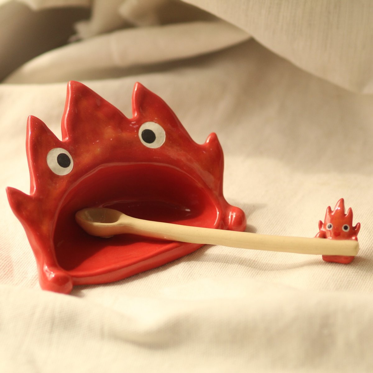 haruware_studio's tweet photo. Let this mischievous little fire demon keep your spoon cozy while you cook up a storm! Handcrafted with love, it's the perfect blend of function and fun for your kitchen adventures. Where will this fiery demon find a home in your kitchen? 🧡
#firedemon #Calcifer https://t.co/SzFnPiHBTl
