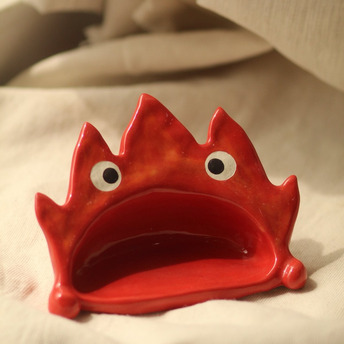 haruware_studio's tweet photo. Let this mischievous little fire demon keep your spoon cozy while you cook up a storm! Handcrafted with love, it's the perfect blend of function and fun for your kitchen adventures. Where will this fiery demon find a home in your kitchen? 🧡
#firedemon #Calcifer https://t.co/SzFnPiHBTl