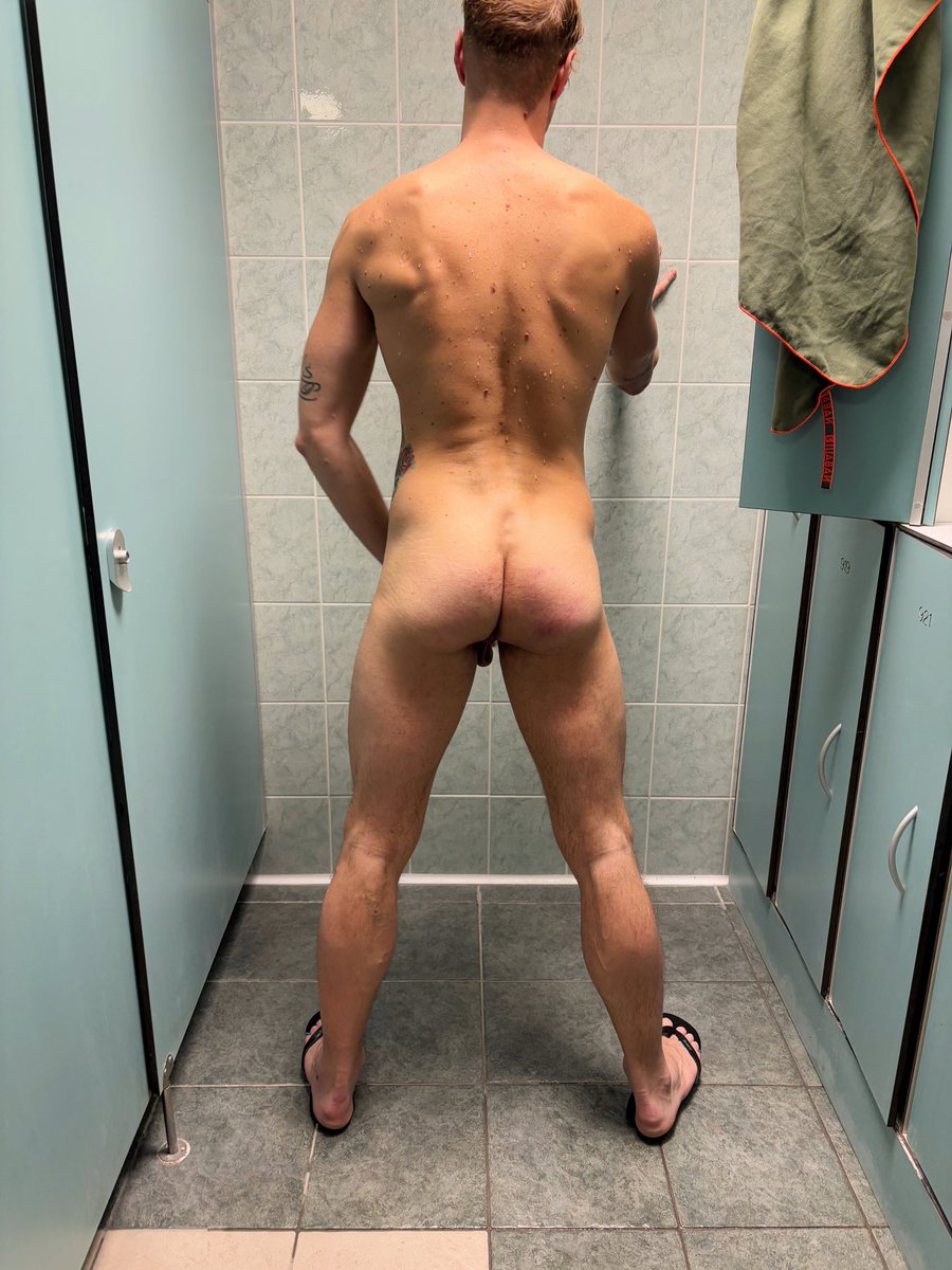 Locker room 👀🍑