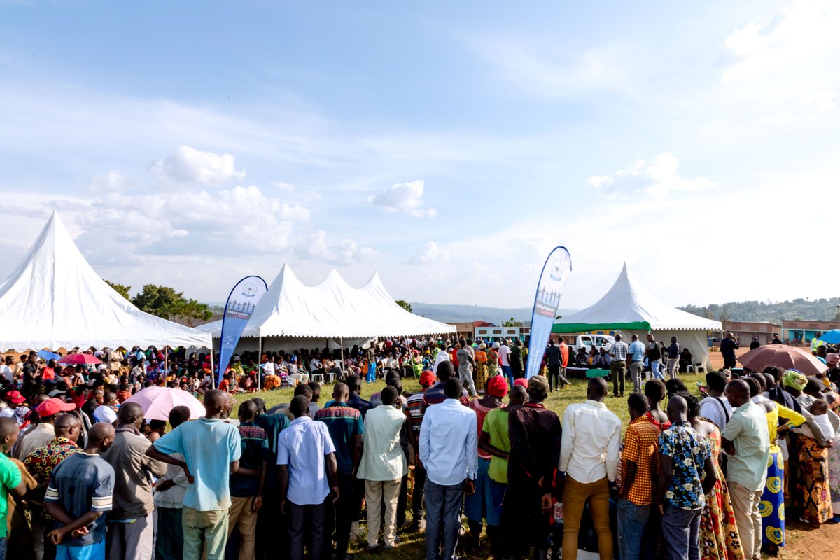 RwandaOmbudsman's tweet photo. Muri uyu mwanya,Intumwa z’Urwego rw’Umuvunyi  zatangiye gahunda yo gukumira no kurwanya akarengane mu Karere ka @KayonzaDistrict ,abaturage bari guhabwa ubutumwa burimo gukemura amakimbirane mu bwumvikane,ububi bwa ruswa hamwe no kwakira ibibazo byabo #UmuvunyiIwacu https://t.co/WzI2q0l7zH