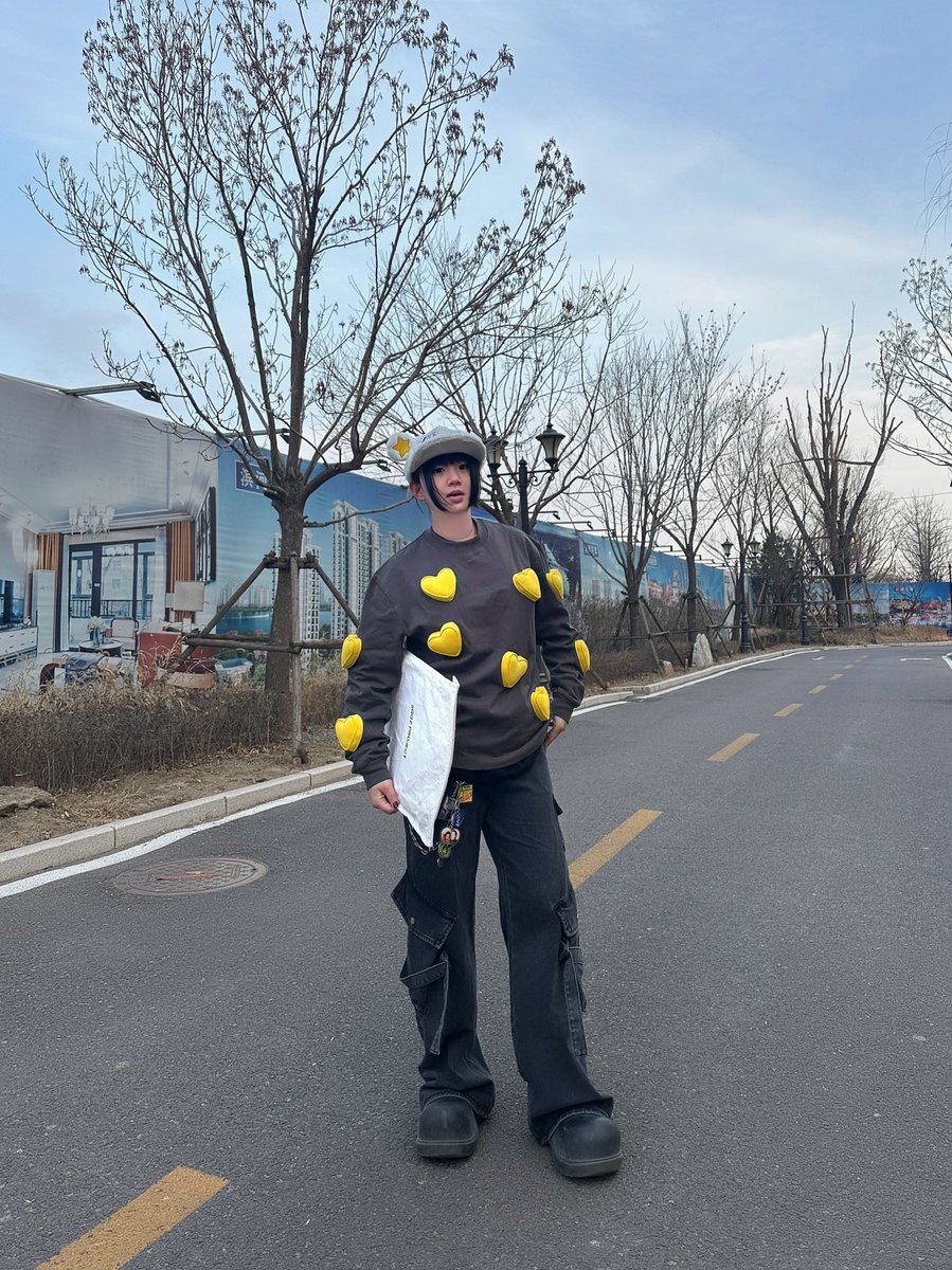 sqqzproject's tweet photo. The yellow love heart attracts me #outfitoftheday #gooutspringhill https://t.co/miRKsAGei2