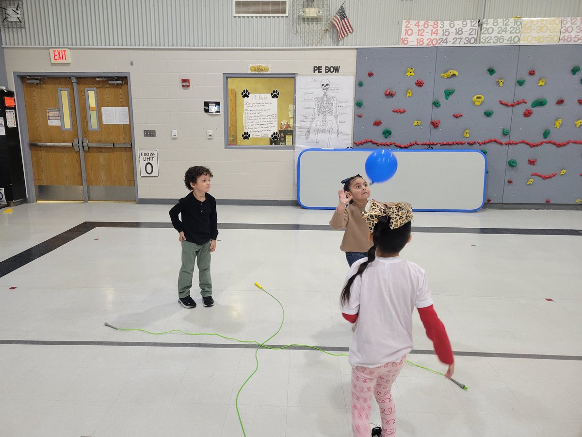 CoachRamosPE's tweet photo. Pre-K students wrapping up their volleyball unit this week with a fun game of 4 square volley!🎈🏐🐶 https://t.co/S7DEWTNhwd