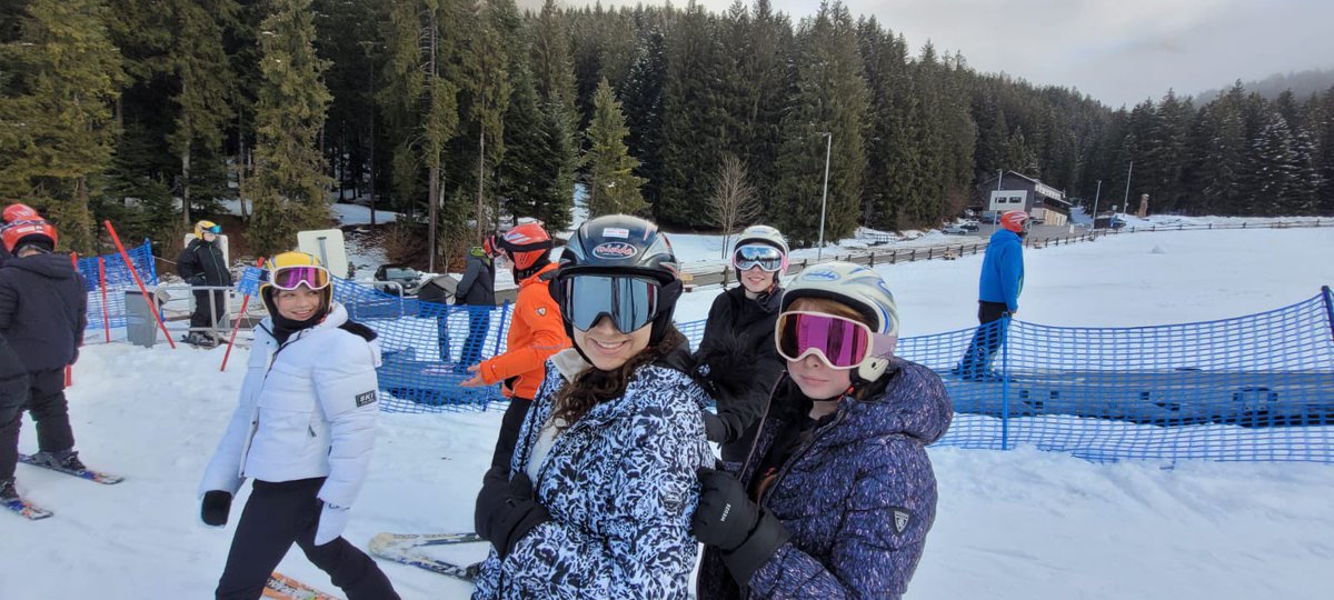 HarrisOckendon's tweet photo. Year 10’s first day on the slopes in Italy ⛷️ 🇮🇹 https://t.co/sIz8L80pQJ