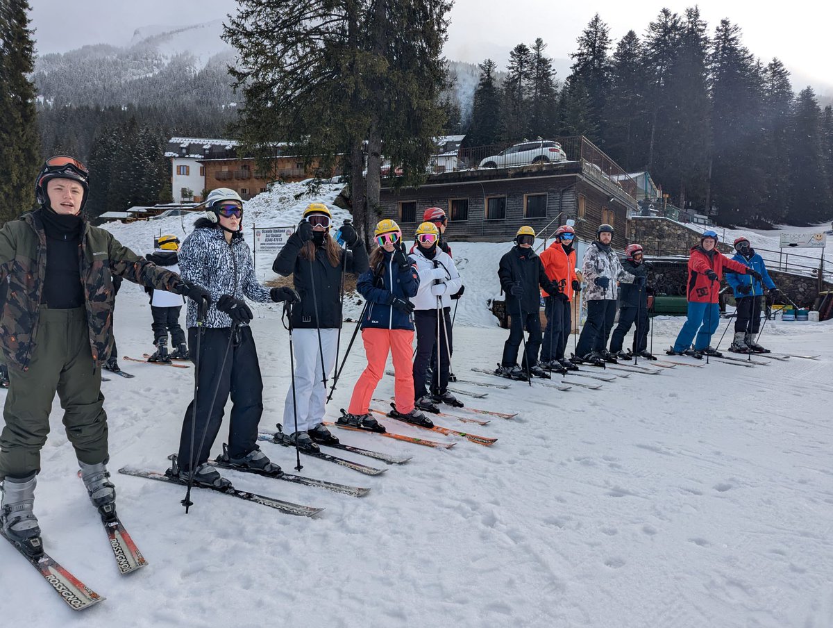 HarrisOckendon's tweet photo. Year 10’s first day on the slopes in Italy ⛷️ 🇮🇹 https://t.co/sIz8L80pQJ