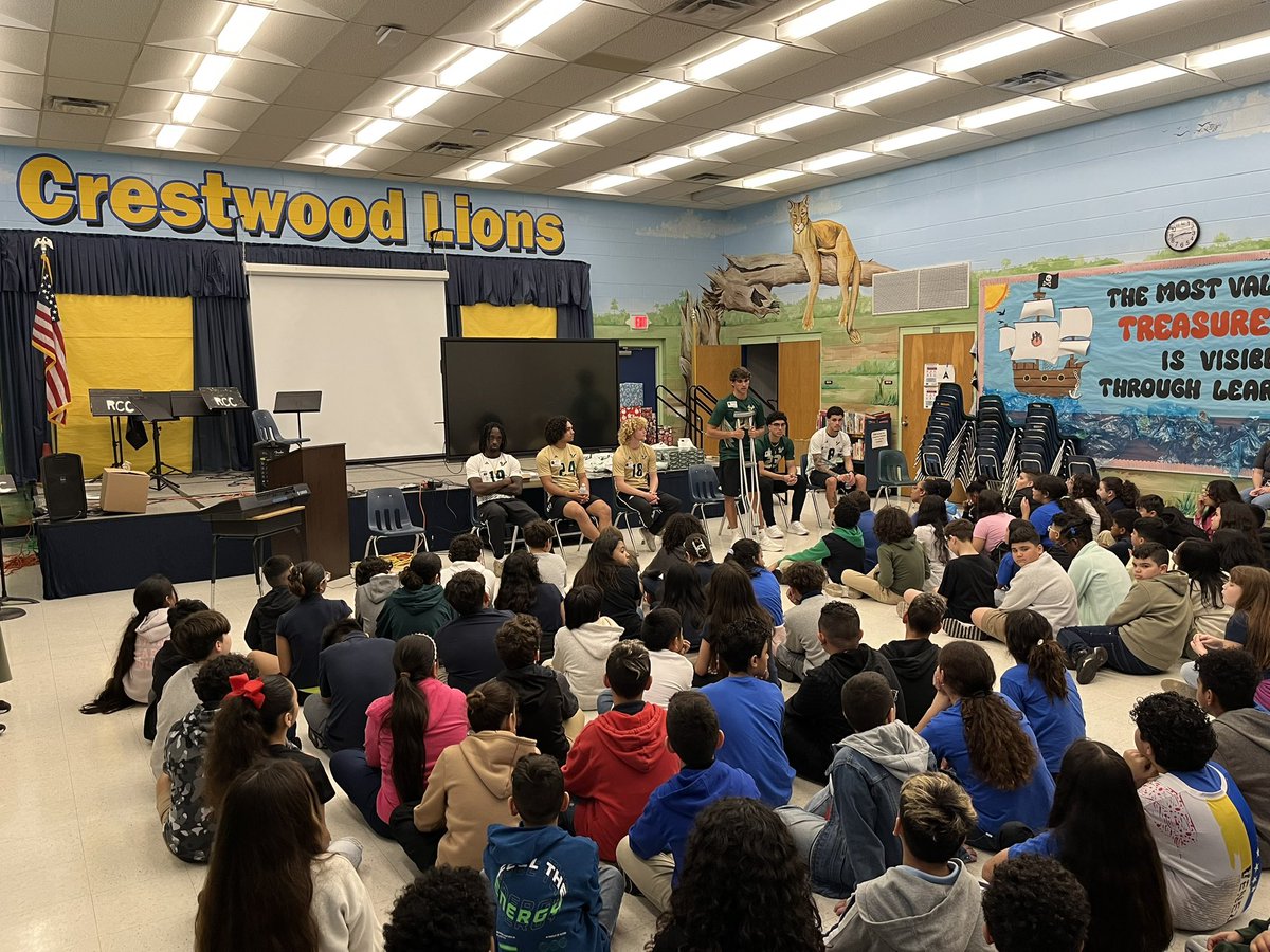 USFMSOC's tweet photo. On Friday, we stopped by Crestwood Elementary to talk to 5th graders about discipline, hard work, and dedication! #CommunityBulls
#HornsUpπ€ https://t.co/tGOmNTvtEy